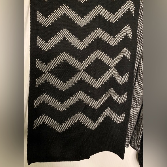 Original Nicole Miller - Black And White Poncho/ Wrap/ Shawl - One Size - Picture 3 of 4